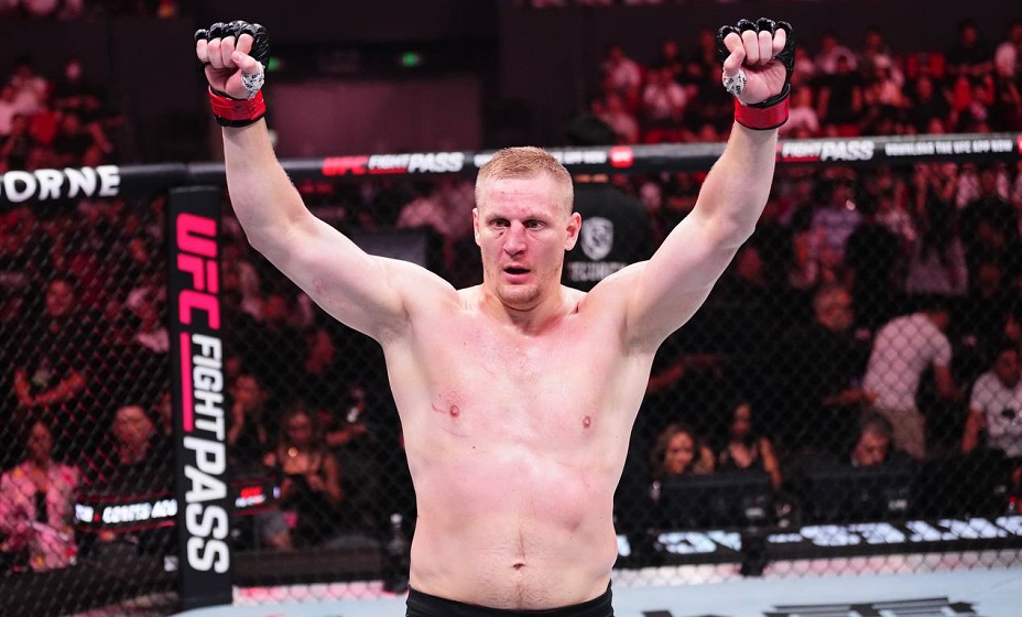 Павлович вышел на дуэль взглядов с флагом России. Фото: UFC Eurassia