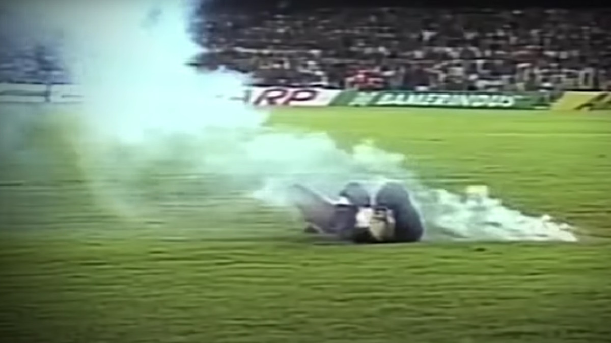 Вратарь Роберто Рохас лежит после того самого броска петарды. Фото: стоп-кадр видео