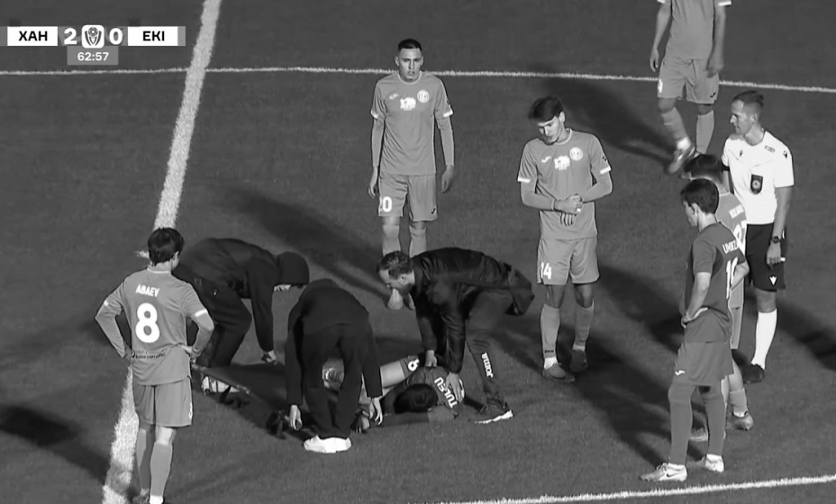 Воспитанник «Кайрата» умер во время матча первой лиги Казахстана. Фото: скрин трансляции