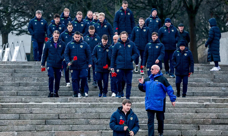Сборная возложила цветы, фото РФС