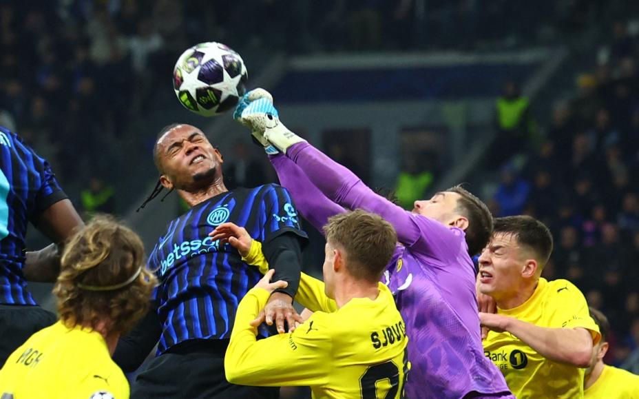 Голкипер «Буде-Глимт» Никита Хайкин опережает Мануэля Аканджи. Фото: REUTERS/Claudia Greco