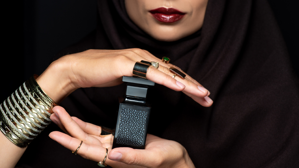 12 лучших арабских духов для женщин, мужчин в 2025 году