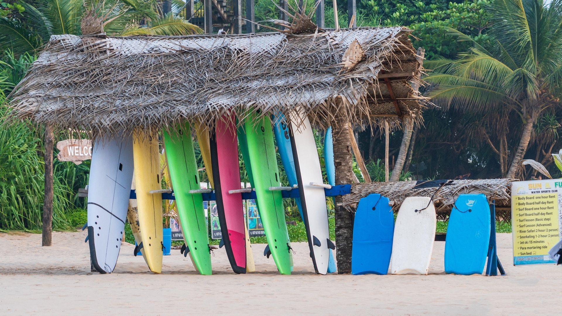 Пляж Хиккадува предлагает водные виды спорта и приключения.