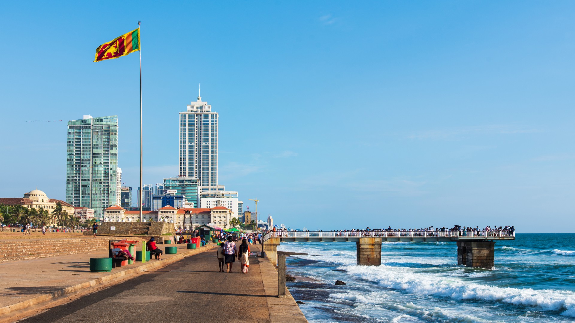 Зеленый пляж Галле Фейс, прибрежный парк и жилой район в Коломбо.