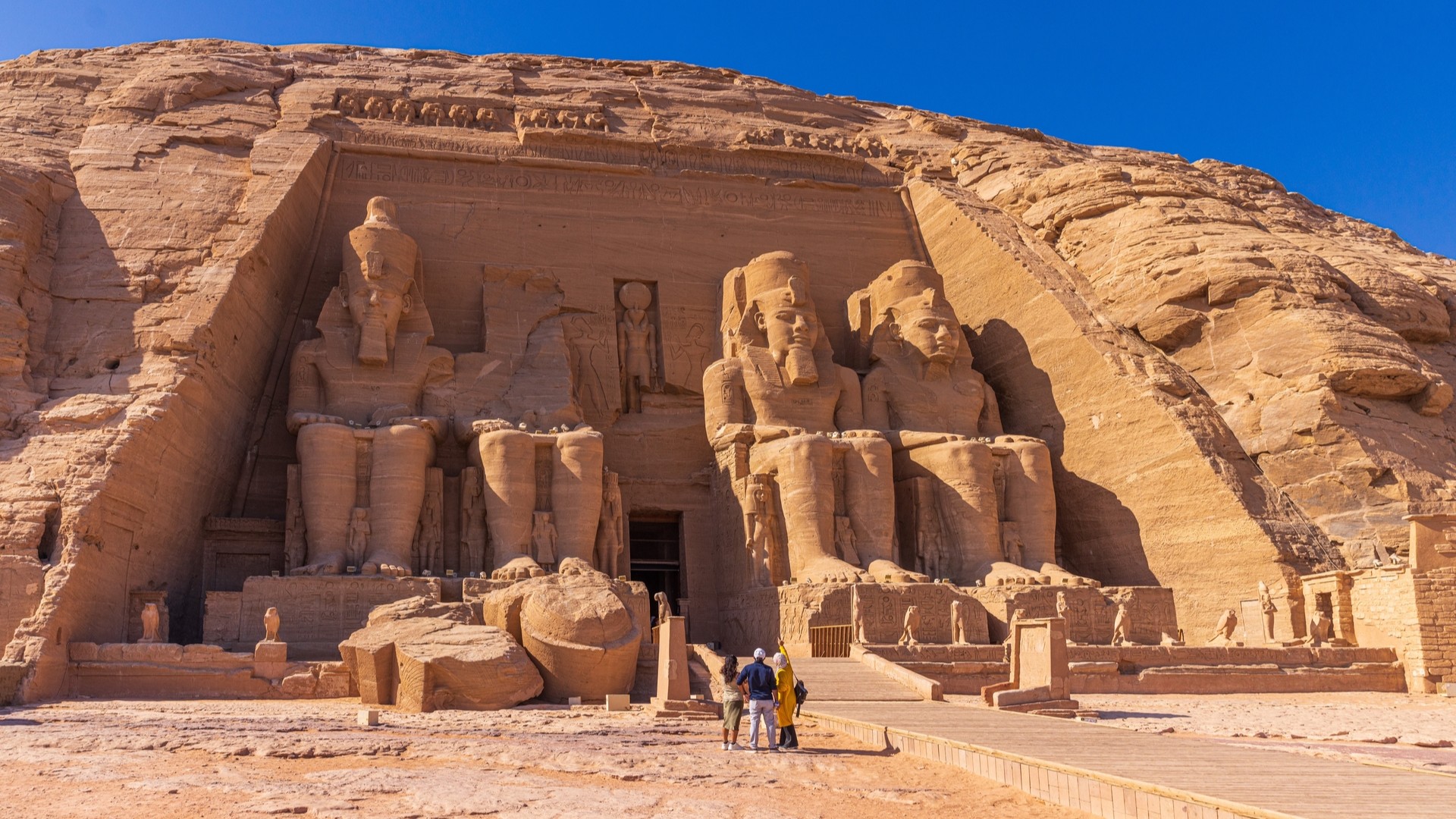 Туристы посещают храм Абу-Симбел на юге Египта.