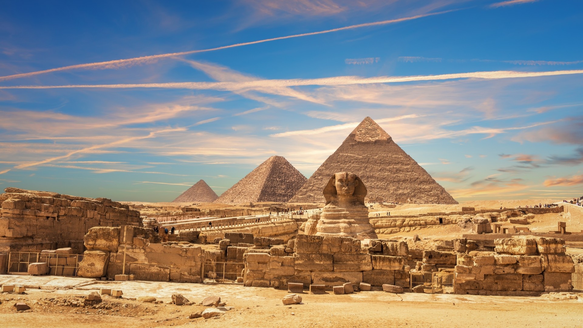 Сфинкс и пирамиды в песках пустыни Гиза.