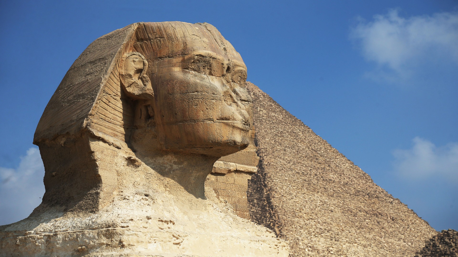 Сфинкс в живописном месте у пирамид Гизы.