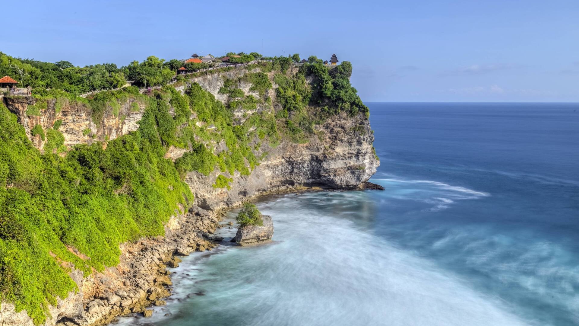 Храм Улувату на краю утеса, остров Бали.