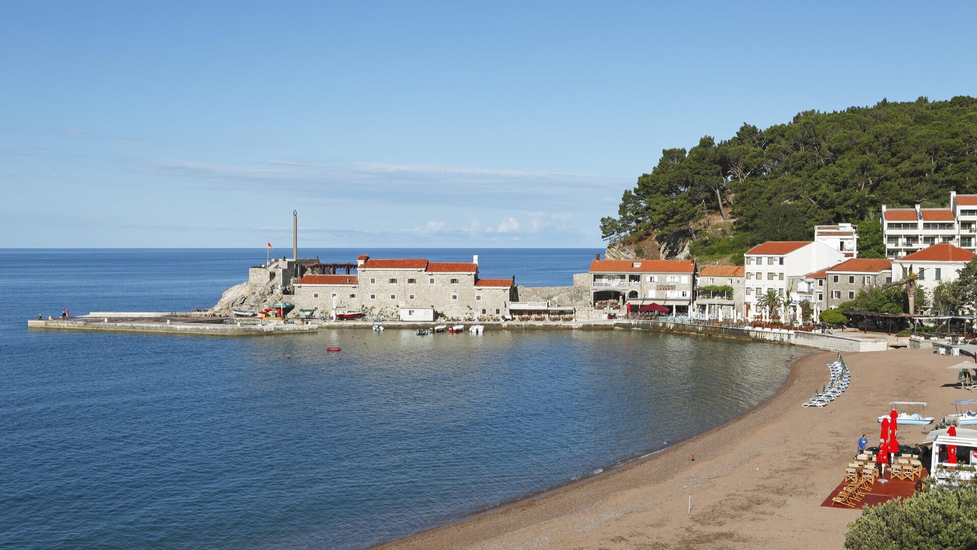 Пляж в Петроваце, историческая крепость на заднем плане, Будванская область.