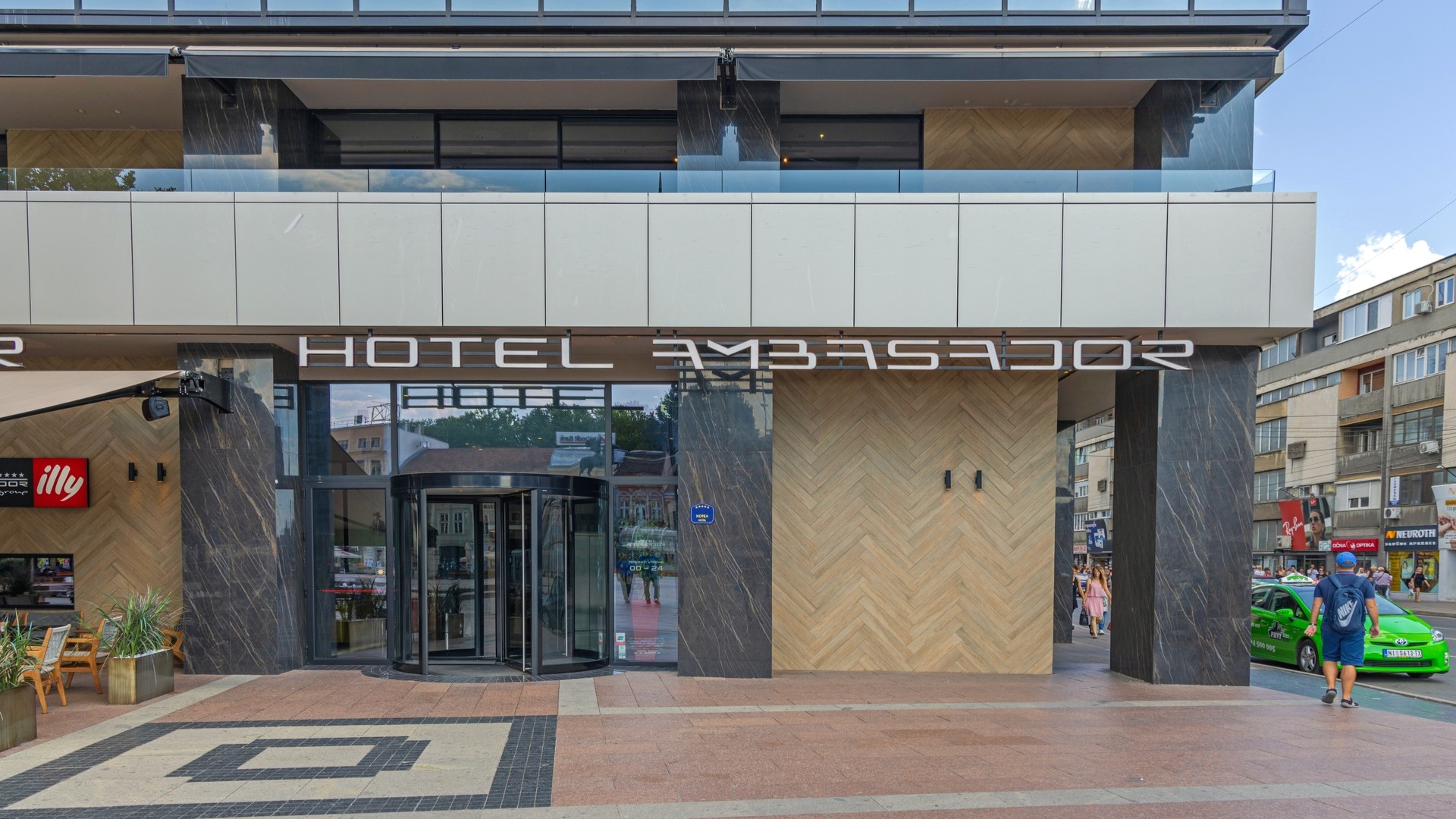 Вход в пятизвездочный отель Ambasador Hotel Nis.