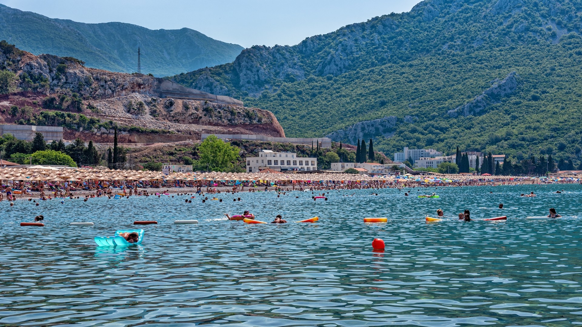 Пляж Чань на Адриатическом море в Черногории.