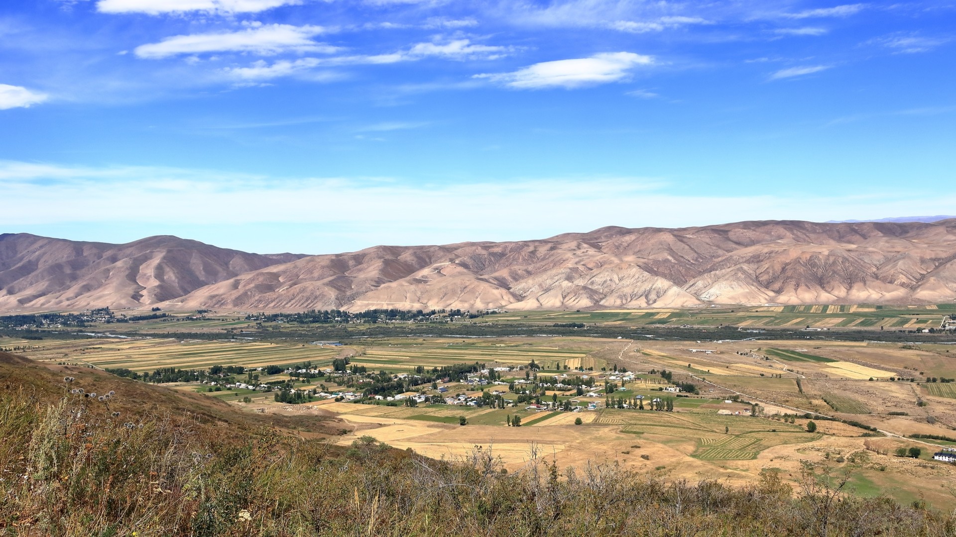 Вид на речную долину в национальном парке Чон-Кемин.