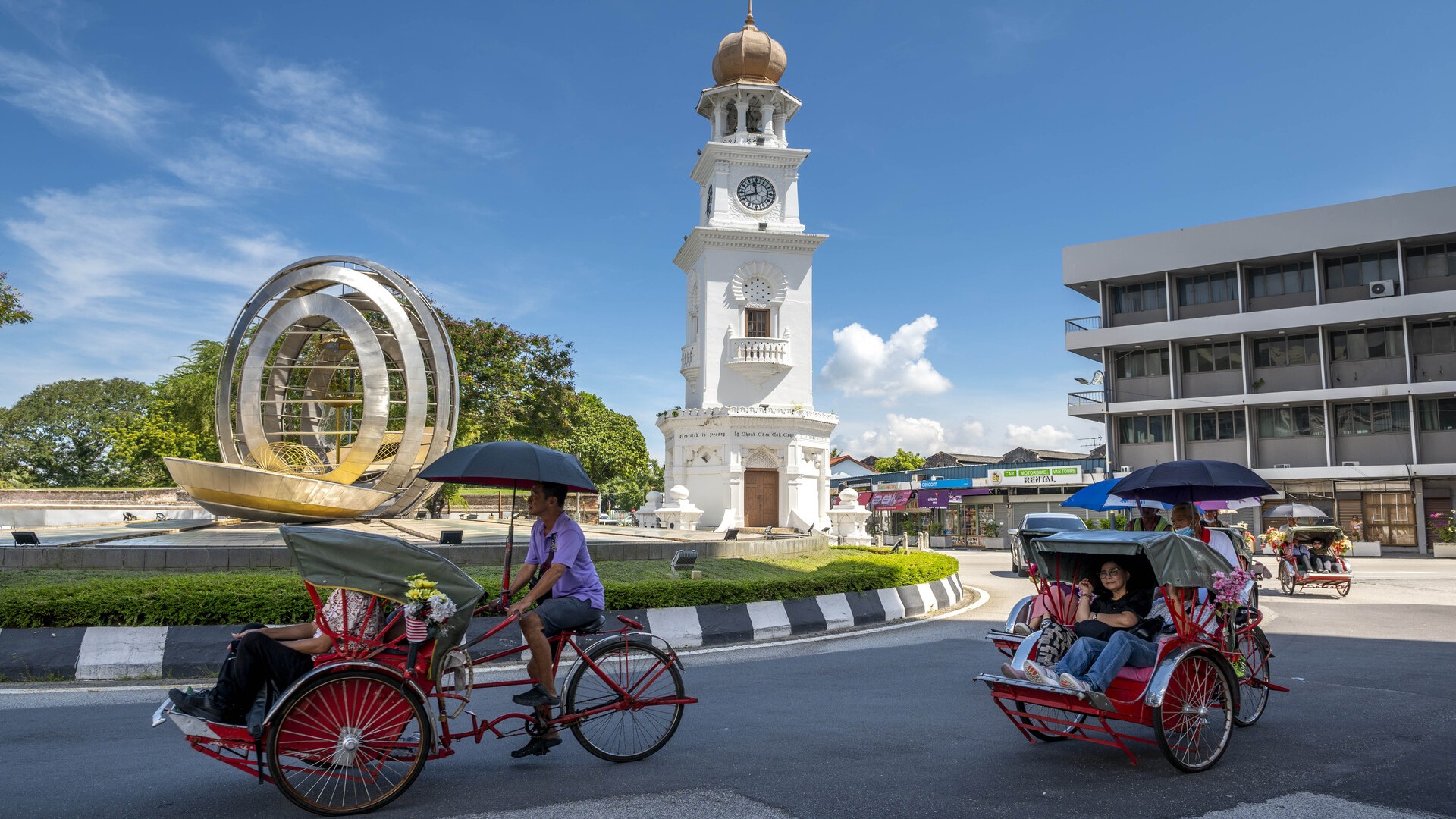 Люди на велосипедах осматривают достопримечательности, Пенанг.