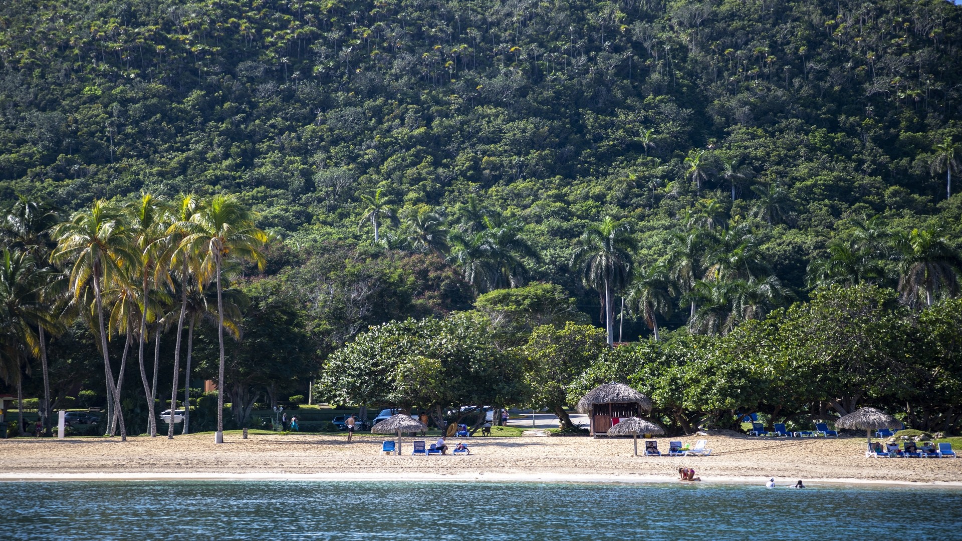 Пляж Хибакоа в окружении зелени, Куба.