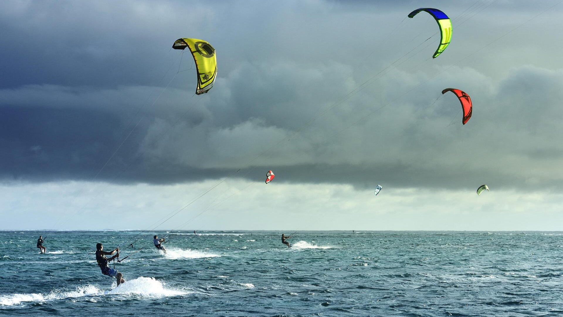 Кайтсерферы в бухте Уан-Ай, Ле-Морн.