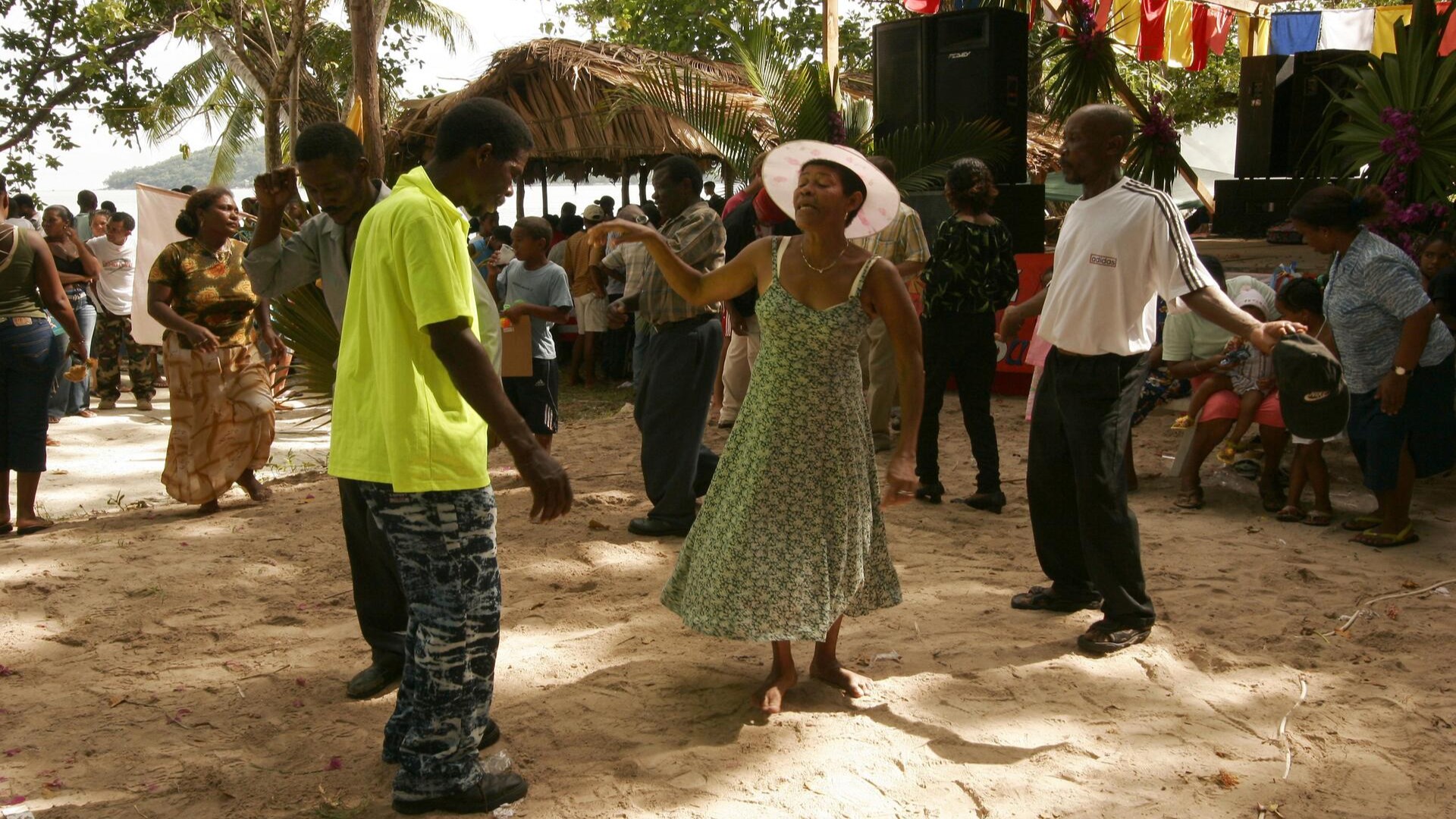 Жители острова Праслин танцуют на пляже во время Креольского фестиваля.