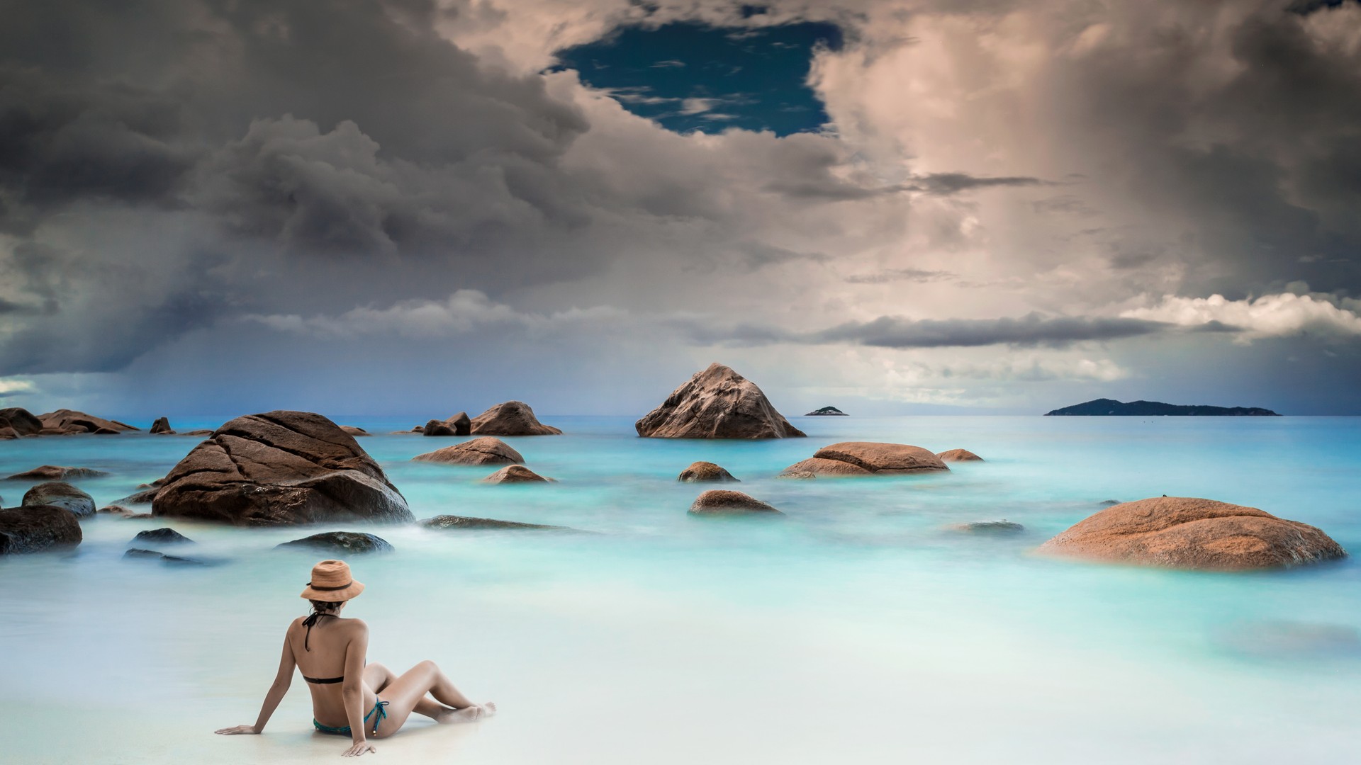 Женщина отдыхает на тропическом пляже Анс-Лацио, Сейшелы.