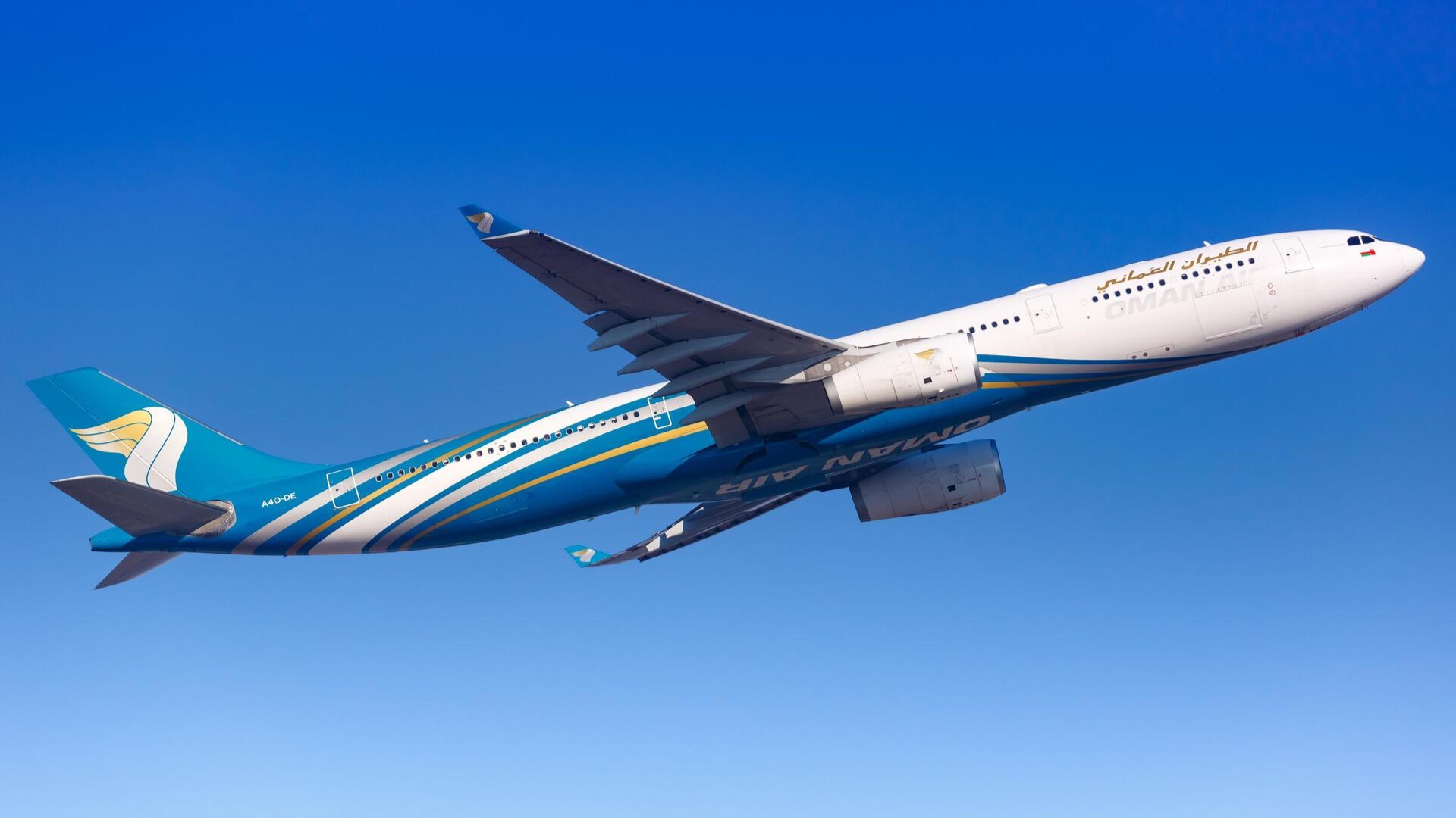 Самолет авиакомпании Oman Air в полете.