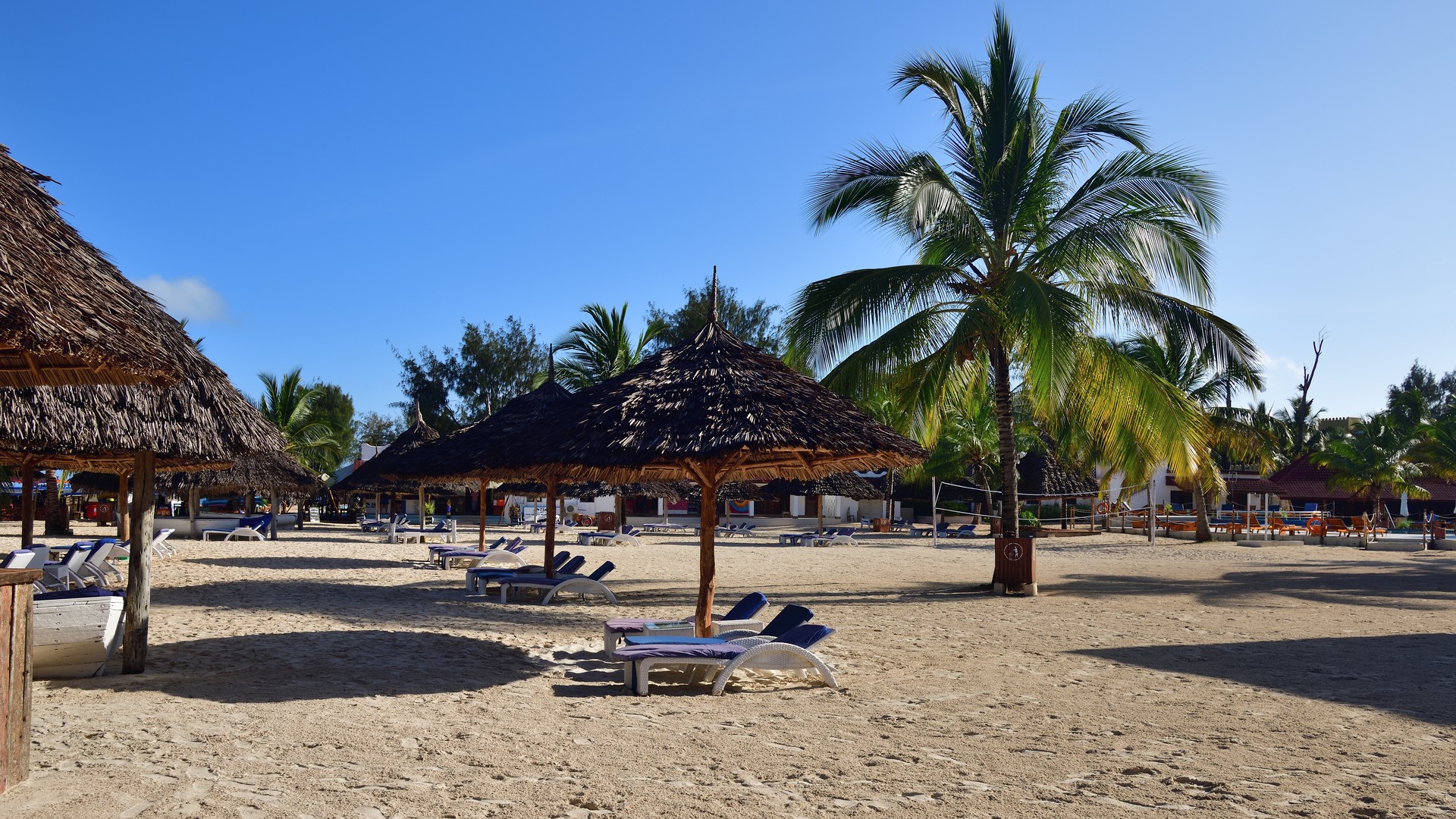 Пляж c шезлонгами отеля Kendwa Rocks Beach Hotel, Кендва.
