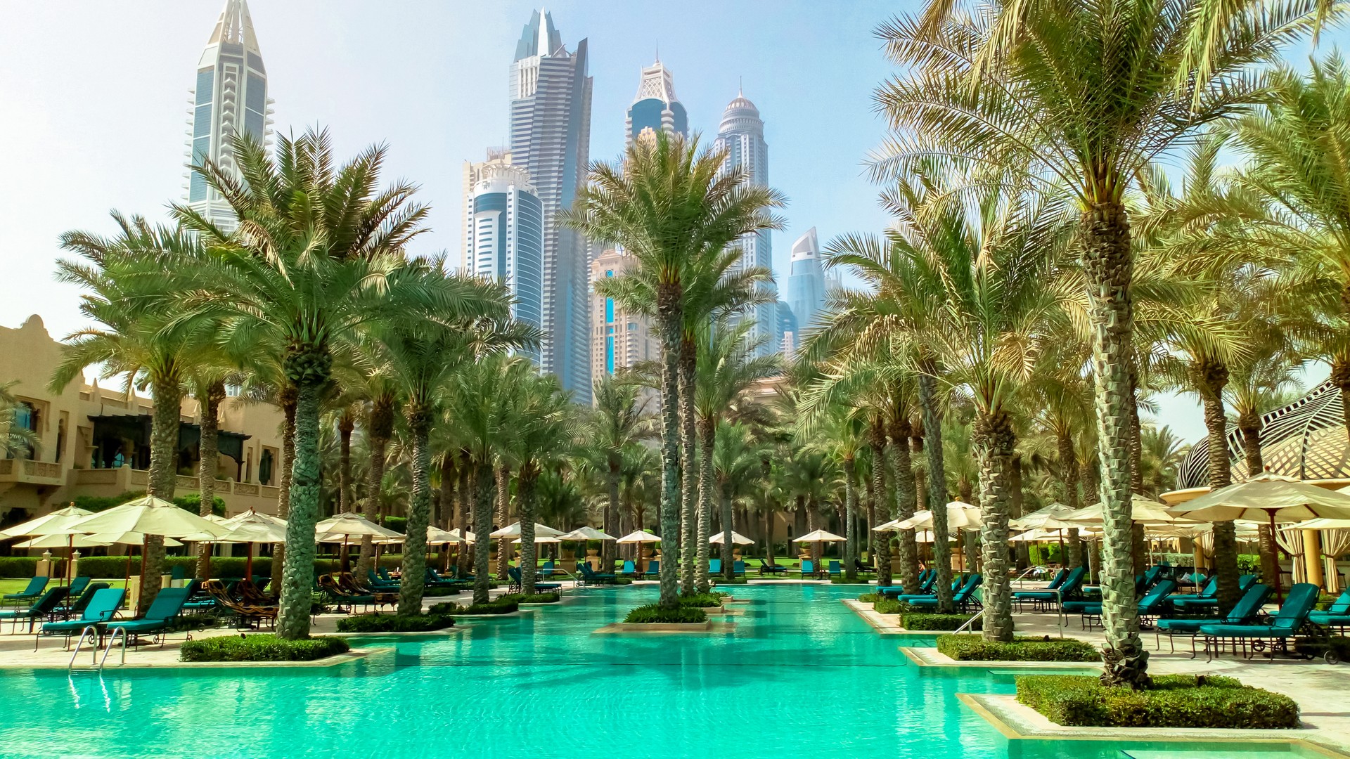 Оазис с бассейном в отеле One & Only Royal Mirage, Дубай.