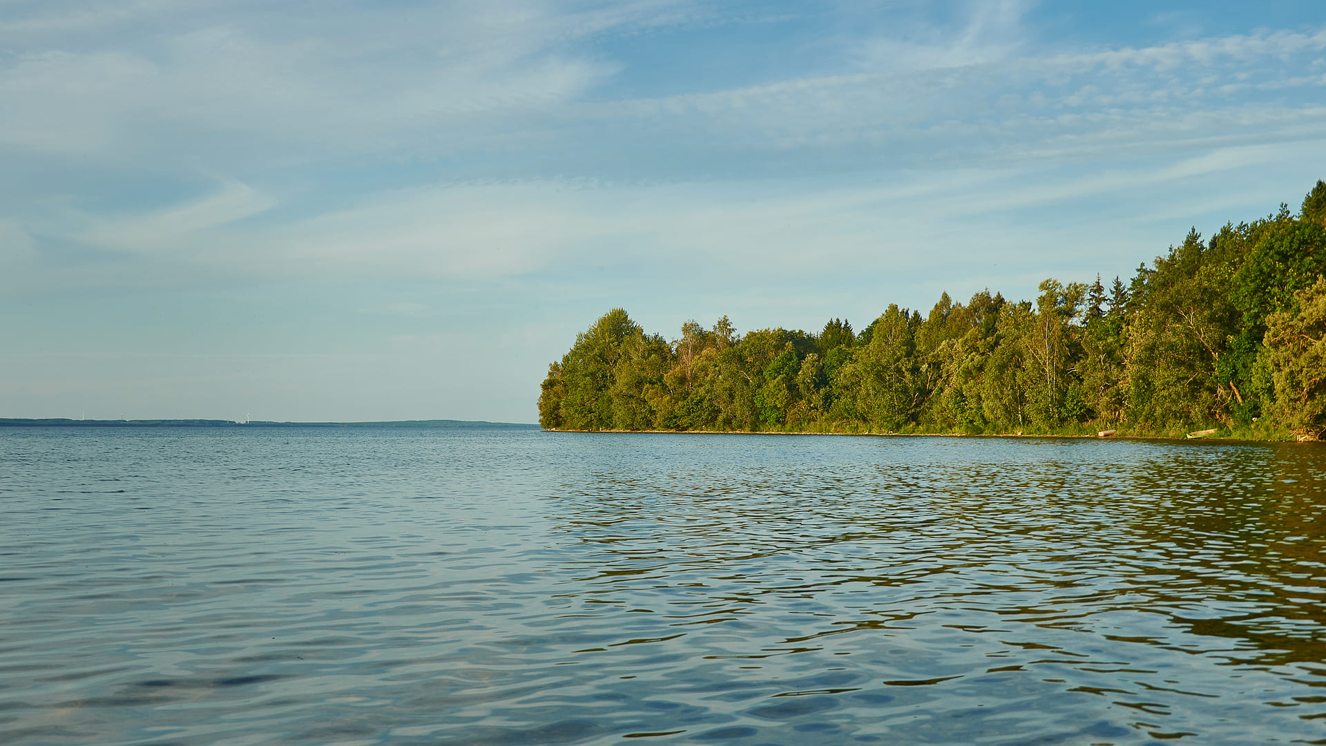 Спокойная водная гладь озера Нарочь, Беларусь.