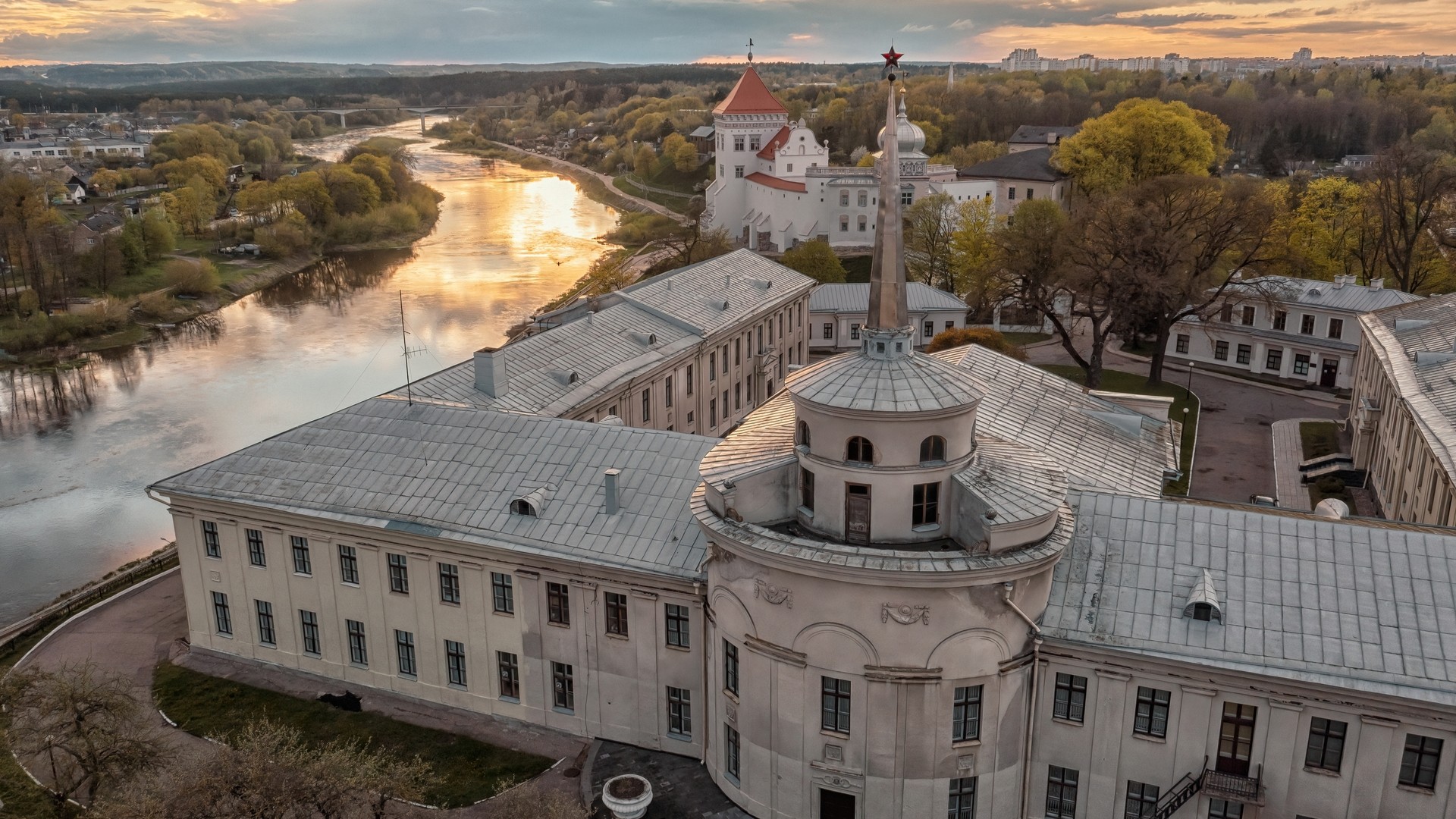 Панорама, объединившая Новый замок и величавую тень Старого, Гродно.